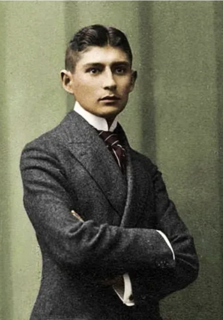 Es ist nicht notwendig, daß Du aus dem Haus gehst. Bleibt bei Deinem Tisch und horche. Horche nicht einmal, warte nur. Warte nicht einmal, sei völlig still und allein. Anbieten wird sich dir die Welt zur Entlarvung, sie kann nicht anders, verzückt wird sie sich vor dir winden.