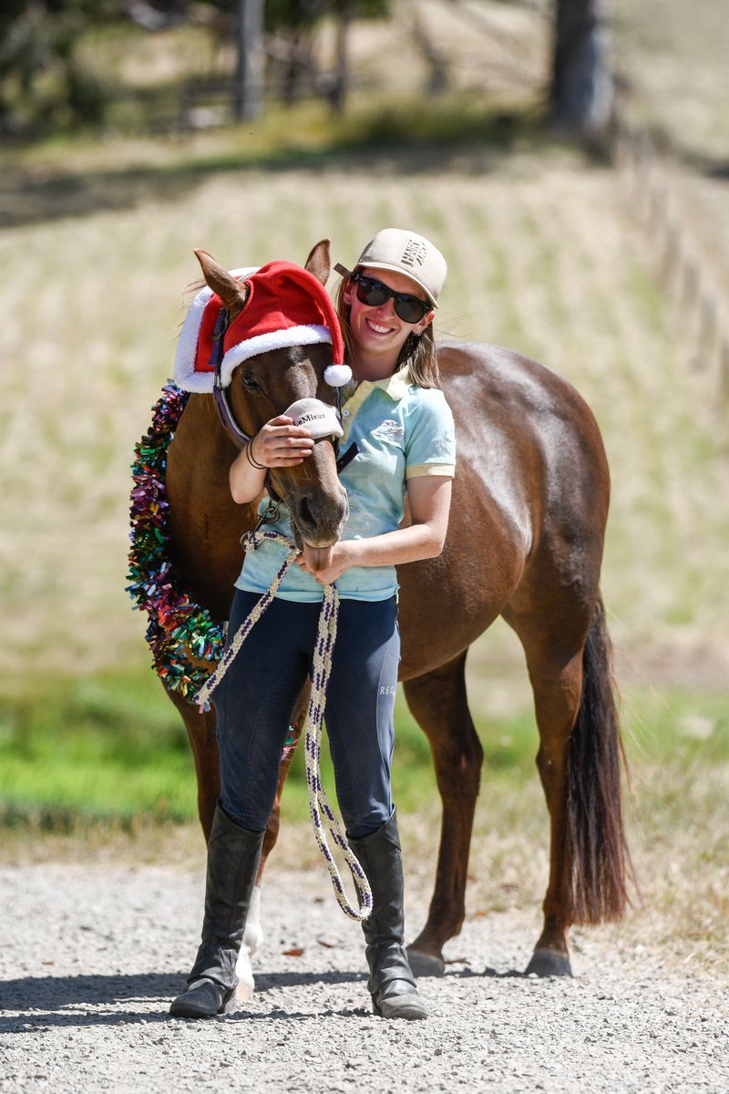 aurorasponies's tweet photo. christmas was yesterday for us but merry christmas and happy holidays to my US mutuals on here 🫶🎅

(i still love having a best friends who’s an equine photographer) https://t.co/xTbEzbRRzj