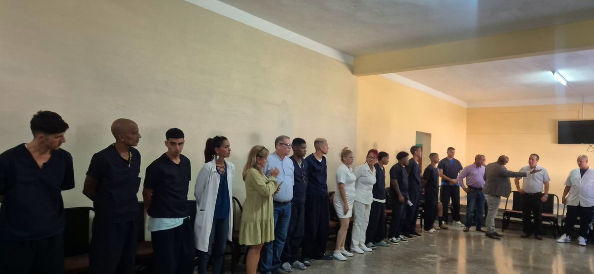 MINSAPCuba's tweet photo. 🇨🇺 Ministro de Salud @japortalmiranda encabeza visita de trabajo al Hospital Psiquiátrico de La Habana para intercambiar con trabajadores sobre servicios que allí ofrecen.
👥En el centro también brindan atención especializada para el tratamiento de adicciones y la rehabilitación. https://t.co/jG47Juj5AZ