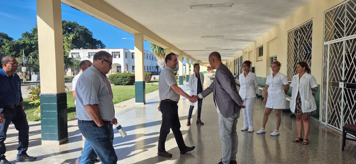 MINSAPCuba's tweet photo. 🇨🇺 Ministro de Salud @japortalmiranda encabeza visita de trabajo al Hospital Psiquiátrico de La Habana para intercambiar con trabajadores sobre servicios que allí ofrecen.
👥En el centro también brindan atención especializada para el tratamiento de adicciones y la rehabilitación. https://t.co/jG47Juj5AZ