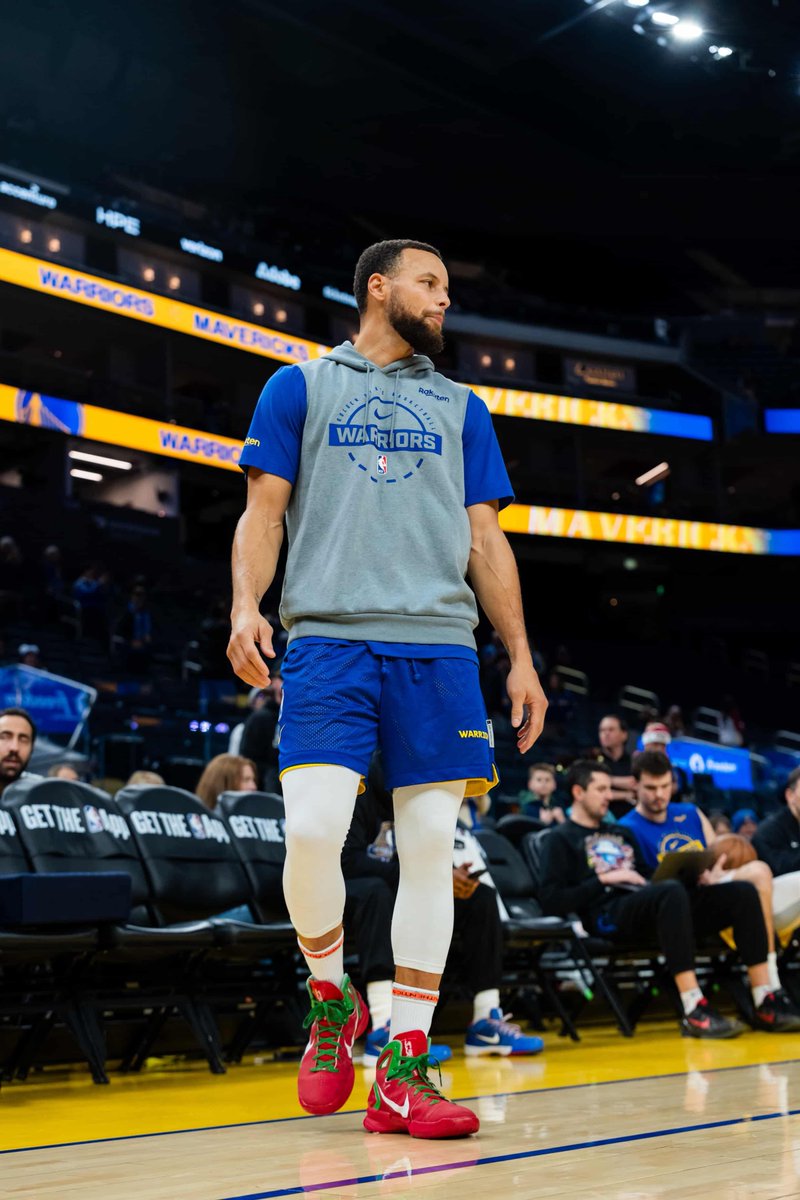 SoleRetriever's tweet image. Steph Curry just hit the floor in his 2010 Hyperdunk Christmas PE featuring his "SC30" logo on the tongue 🎄🎄 @StephenCurry30 

📸 @SooWavy11