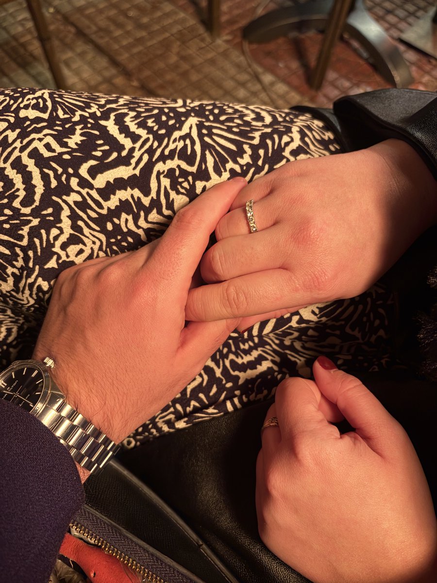 CarlosMoralesG_'s tweet image. Cuando empezó 2025, no me esperaba que iba a ser el año en el que iba a tomar la mejor decisión de mi vida.

Espero que este año os haya tratado tan bien como a mi. 

Feliz 2026 y próspero año nuevo.