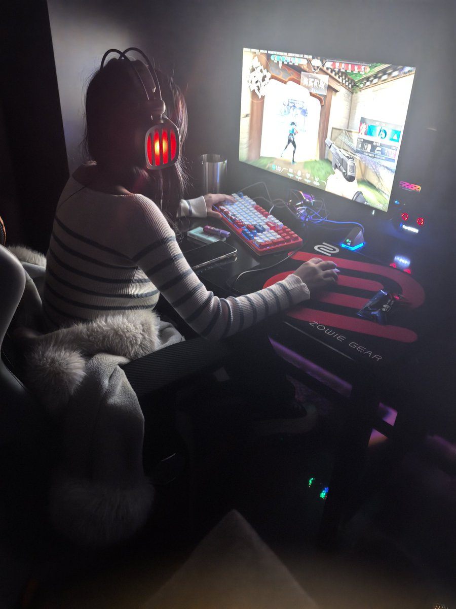 游戏奔现的小骚货，刚毕业就如此骚，不简单