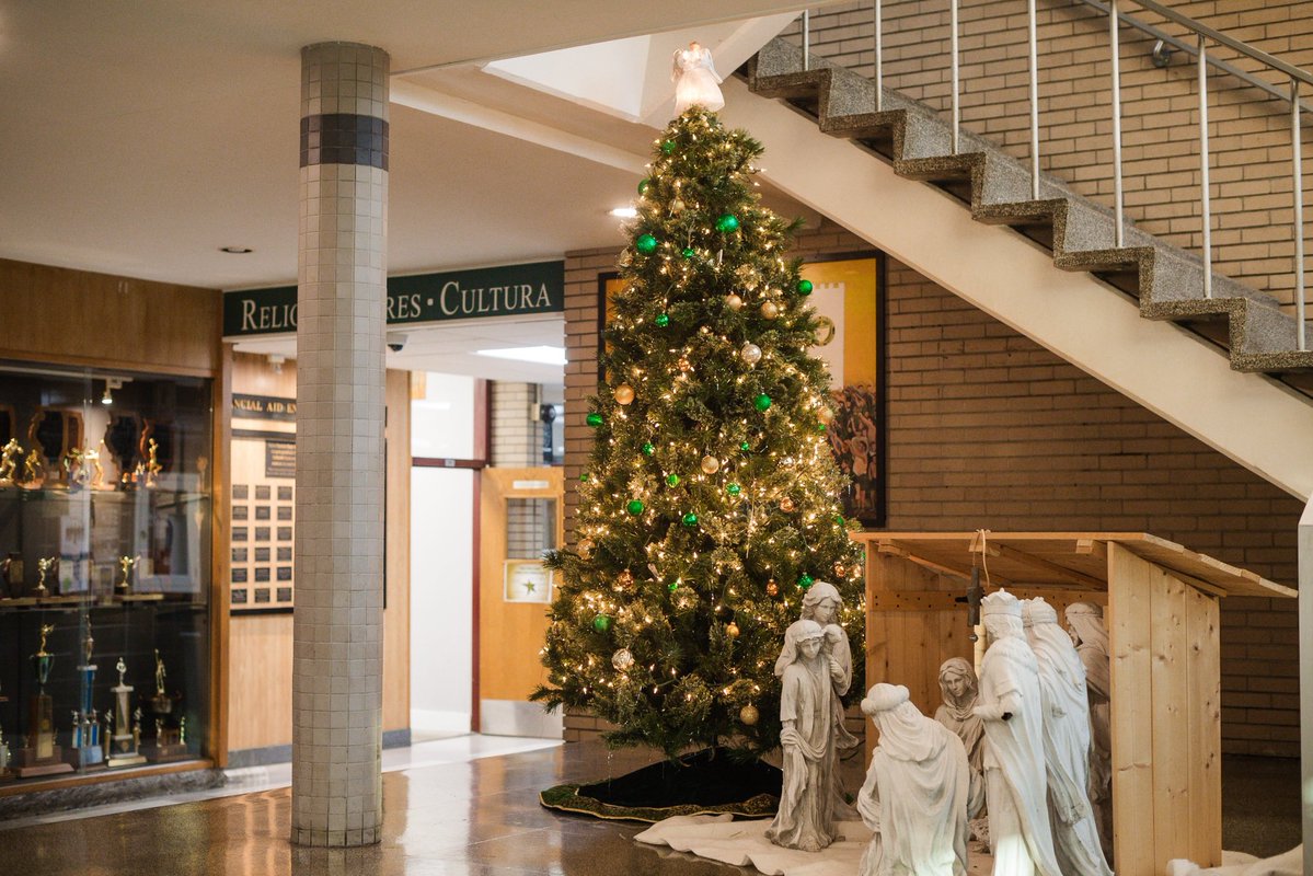 SaintPatrickHS's tweet image. Wishing our Saint Patrick family a very Merry Christmas filled with peace, love, and joy! ☘️✨