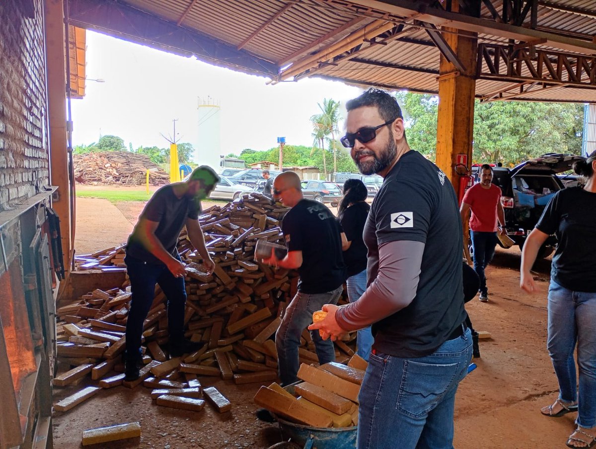 jhonnymonteiro's tweet image. #PolíciaCivil #PCMS #2025 

Incineração de mais de 6 Toneladas. 🔥🔥🔥
pc.ms.gov.br/mais-de-seis-t…