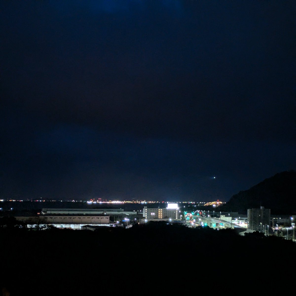 jyuras's tweet photo. おはよ～さん！12月26日(金)北九州市小倉南区は曇りやわ。今日も無理せんとボチボチいこな。ほな行ってらっしゃい気を付けて！ #北九州空港 https://t.co/pncnszO2T1