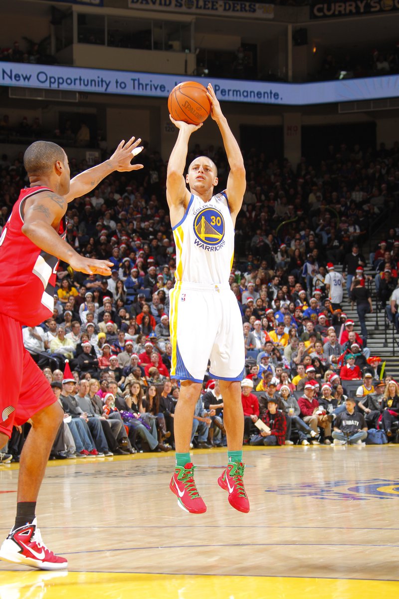 Steph Curry warming up in his original Hyperdunk 2010 Christmas PE, sporting his first Nike “SC30” PE logo

(via <a href="/SooWavy11/">Ave Vandelay</a>)