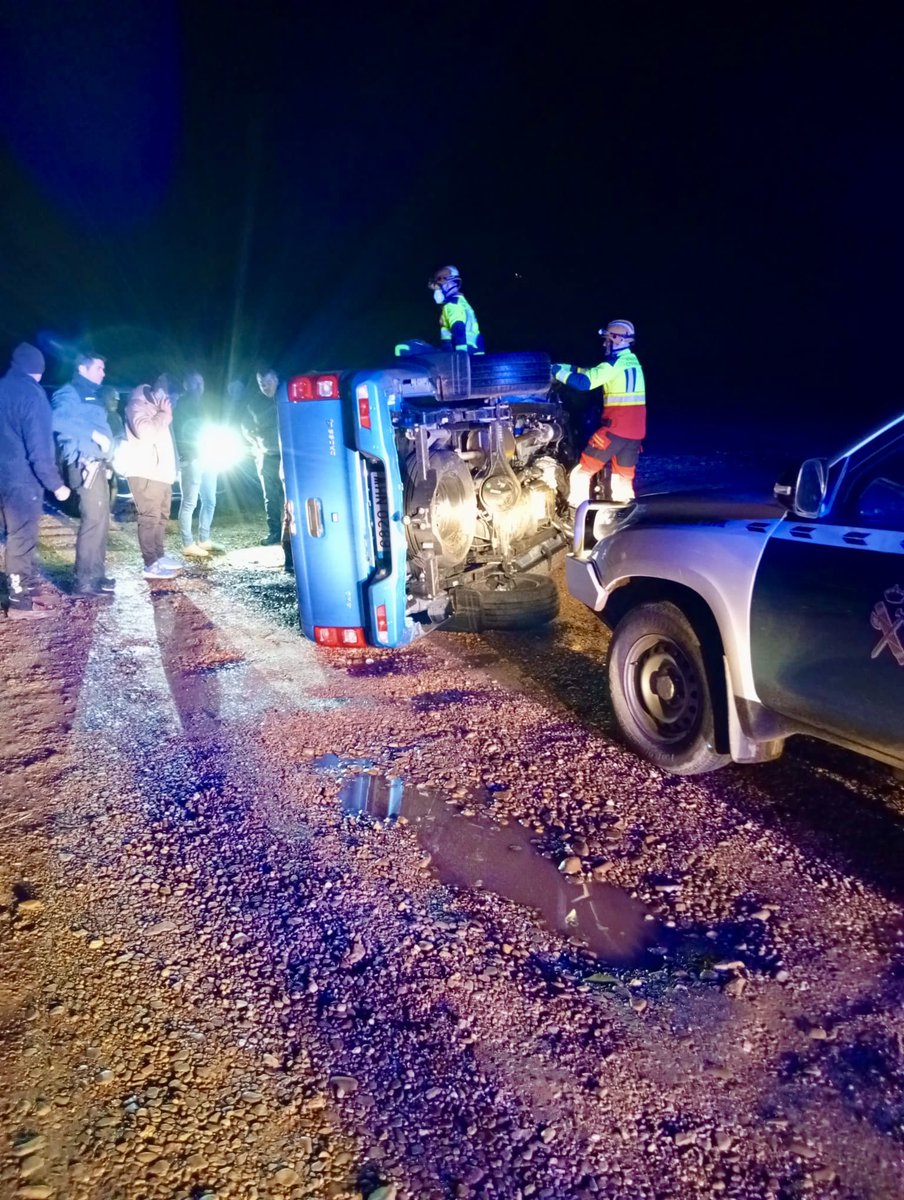 Un equipo de <a href="/CRE_Emergencias/">Cruz Roja Emergencias</a> interviene junto a <a href="/saludEXT/">Salud y Servicios Sociales</a> #Bomberos <a href="/DipdeBadajoz/">Diputación de Badajoz</a> y <a href="/guardiacivil/">Guardia Civil</a> en un #Accidente por salida de vía en la EX-327 cerca de Montijo.