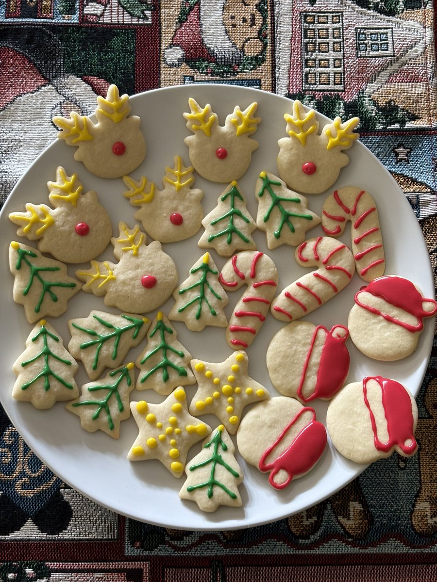 httpdenali's tweet image. christmas cookies i decorated :3