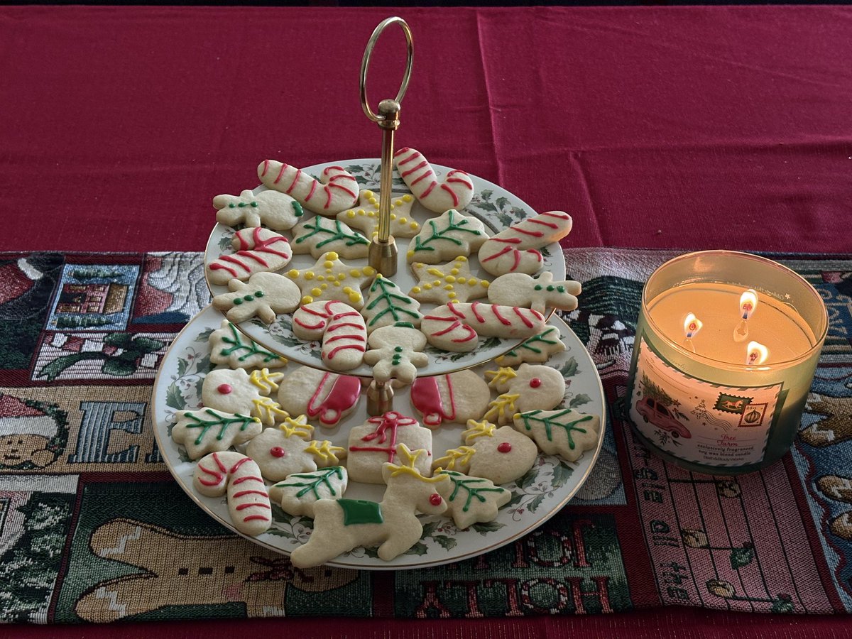 httpdenali's tweet image. christmas cookies i decorated :3