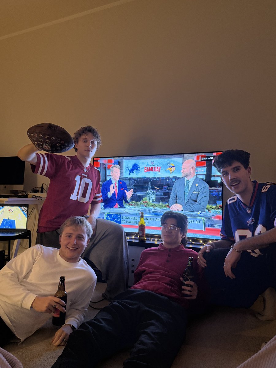 gupsisis's tweet photo. Goooooooo LIONS from Latvia!!!! 🇱🇻 love these Christmas games! #NFLonNetflix https://t.co/WFrdwmc0Tv