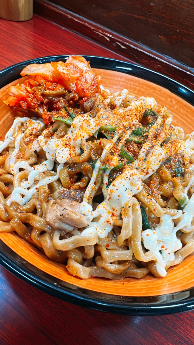 suzukisutaman's tweet image. 年末疲れた貴方に吉報です‼️ 
背徳爆烈丼完成しました‼️
ファミマの五目炒飯の上に20〜30秒長めにチンしたスタ満まぜそばをのせて
マヨネーズ、キムチ、付属の鬼ジャンクパウダー、ブラックペッパー、追いニンニクで昇天です‼️
追いニンニクは疲れ具合により調整してください！
これで年末を乗り切れ‼️