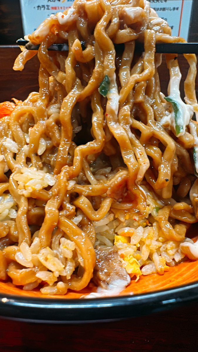 suzukisutaman's tweet image. 年末疲れた貴方に吉報です‼️ 
背徳爆烈丼完成しました‼️
ファミマの五目炒飯の上に20〜30秒長めにチンしたスタ満まぜそばをのせて
マヨネーズ、キムチ、付属の鬼ジャンクパウダー、ブラックペッパー、追いニンニクで昇天です‼️
追いニンニクは疲れ具合により調整してください！
これで年末を乗り切れ‼️