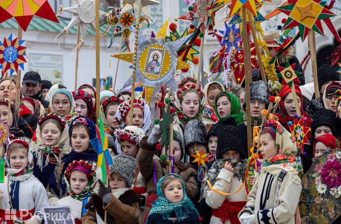 Vit_Ovchar's tweet photo. Despite the war and constant Russian shelling, Ukrainians traditionally celebrate Christmas.

Merry Christmas to you!

(Photo: Kyiv today) https://t.co/au8jkLDeE4