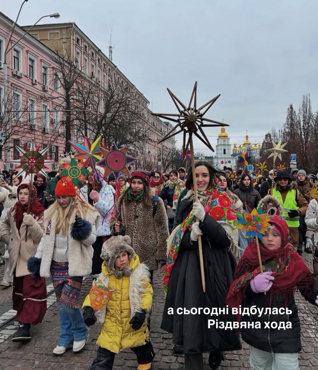 Vit_Ovchar's tweet photo. Despite the war and constant Russian shelling, Ukrainians traditionally celebrate Christmas.

Merry Christmas to you!

(Photo: Kyiv today) https://t.co/au8jkLDeE4
