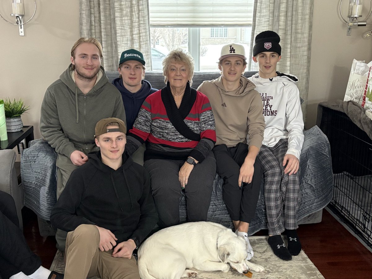 Very thankful to see another Christmas pic with Nana and her Grandkids! Merry Christmas!🎄