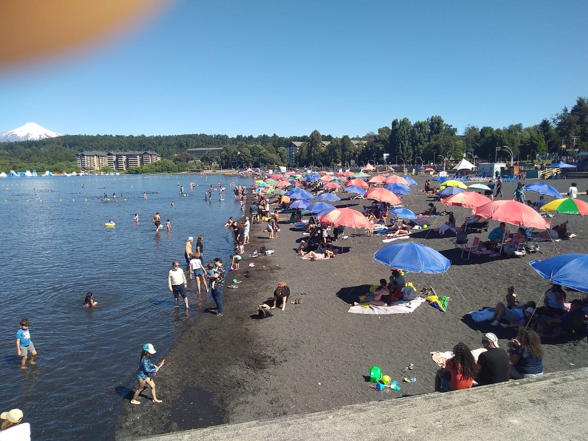 🟠 Ahora: nos comparten imágenes de los primeros días de #verano en la playa de #Villarrica, #playa Pucará, se encuentra con bandera verde