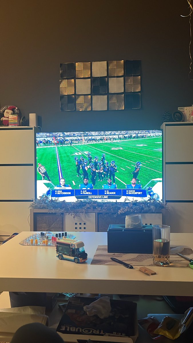 AshnaPowell's tweet image. Watching here in Dubai, 2nd game of the night #NFLonNetflix