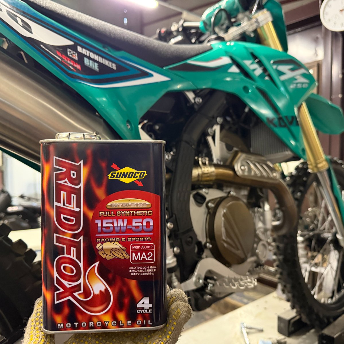 BatonBikes's tweet photo. 76万円のモトクロッサー MX250のオイル・プラグを交換をしました。この前のケゴン試乗会ではプラグがシんでてエンジンかからず申し訳ございませんでした。1月のオフロード感謝祭(いなべ)ではどうぞMX250くんもお楽しみください!
#KOVE #MX250 #SUNOCO #REDFOX https://t.co/wAjFyXKMW1
