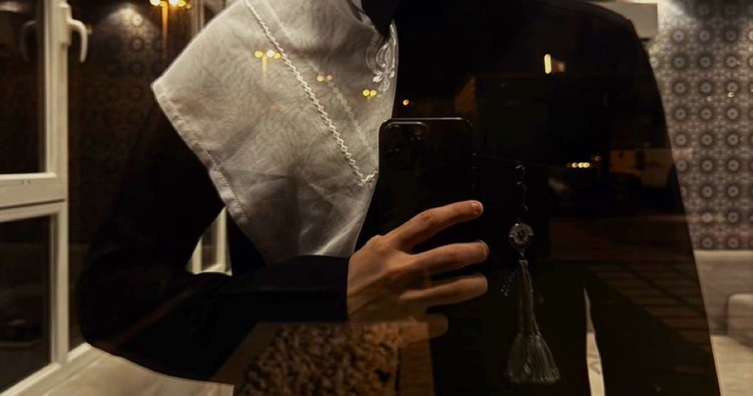 لقيت رقمه بين الأرقام موجود 
بغيت أدق وقلت ماظن يحتاج 

دامه بدوني عايشٍ سهود ومهود
ماني مسبب له مضره ولا ازعاج 

تأتيني الذكرى على هبت النود 
وأتذكر إني كنت لهمومه علاج

يطري على وقتٍ به العالم هجود
و افتح بقايا .. ذكرياتي بالأدراج
12:49