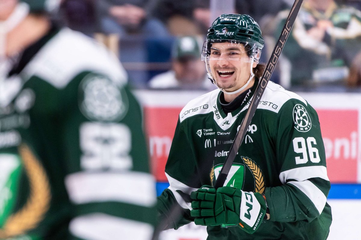 VFSPORTEN's tweet image. UPPGIFTER:

David Tomásek på väg att återvända till Färjestad från NHL

vf.se/2025/12/25/dav… #fbkse