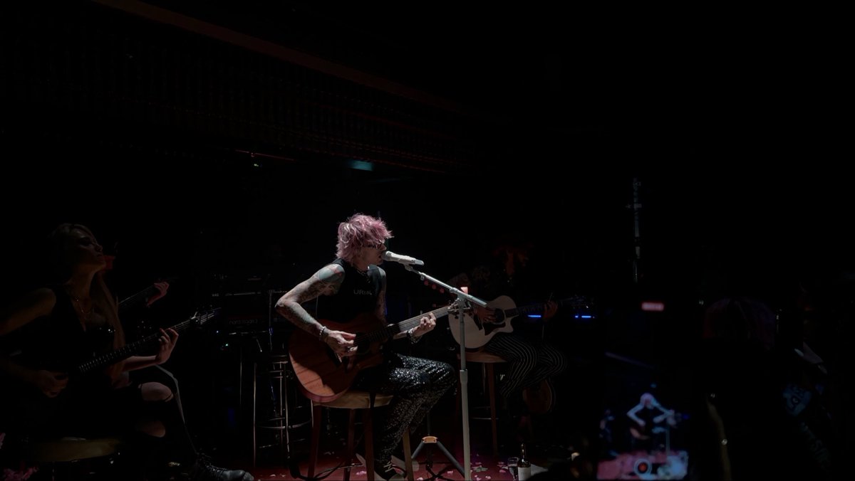 MarianaLopezCa2's tweet photo. @machinegunkelly I am taking a page out of @RAVIEB’s book and taking my shot at asking if I can be on the pit for the Lost Americana Tour dates in the UK!! https://t.co/nDcYZpp8ww
