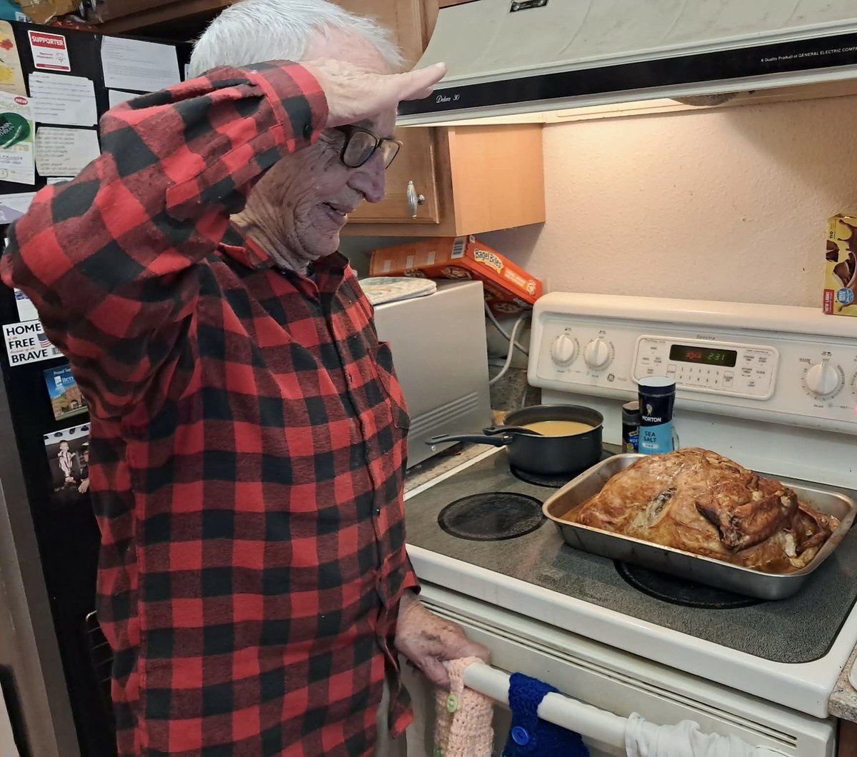 CBArcheAuthor's tweet photo. UPDATE: The Turducken has landed! ๐
Iโm not sure why my 90-year-old dad decided to salute the cooked birds he jokingly asked us for every year (until we finally really did it!)โฆ ๐
Hopefully it tastes as good as it looks!
#ChristmasDinner #Turducken #HolidayFun #FamilyChristmas #Christmas2025