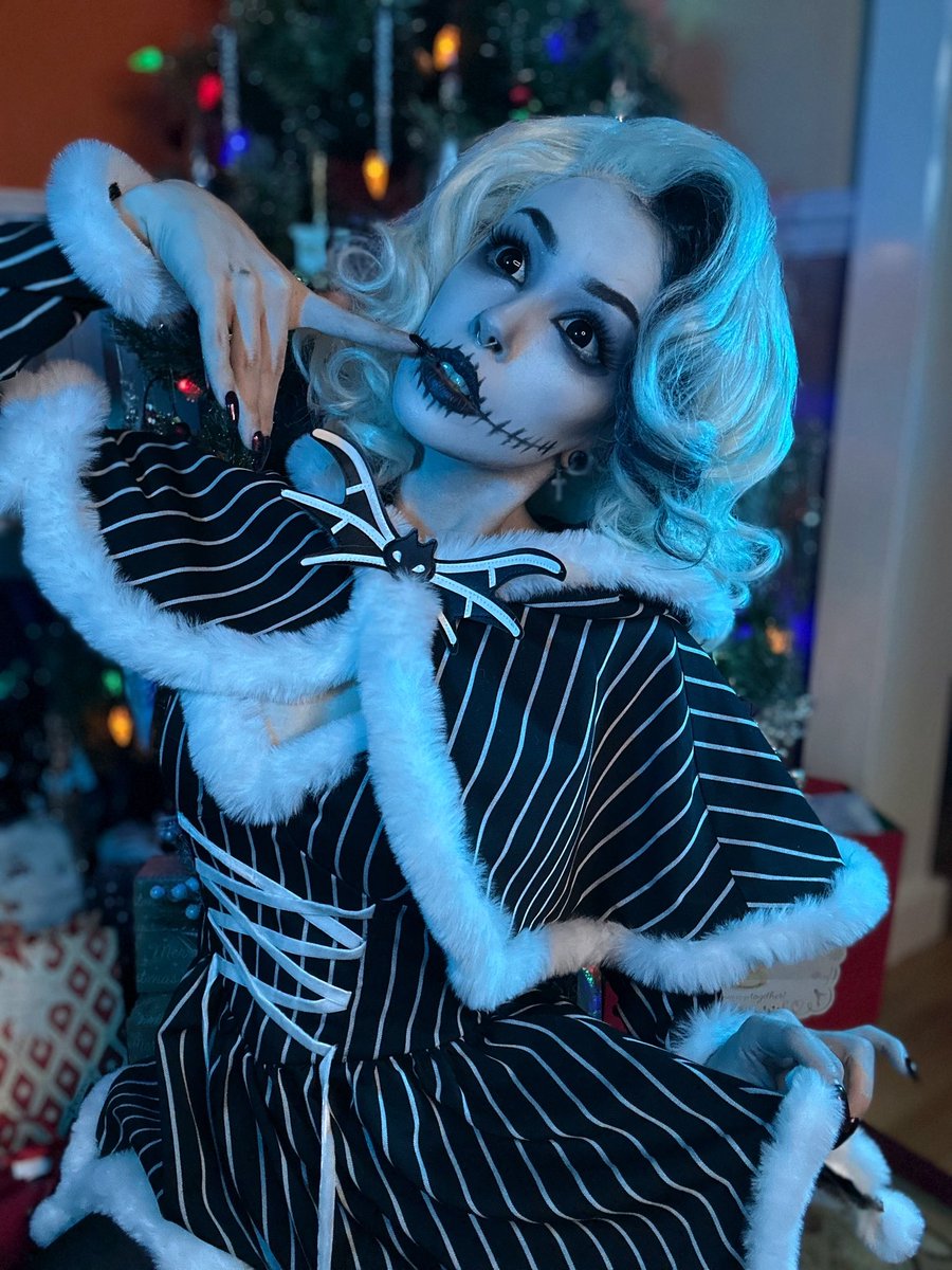 wolfiesantics's tweet image. Merry Christmas 🤍🖤