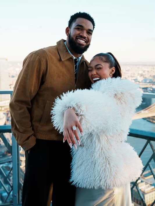 wavecheckers's tweet image. Karl Towns proposed to Jordyn Woods 💍