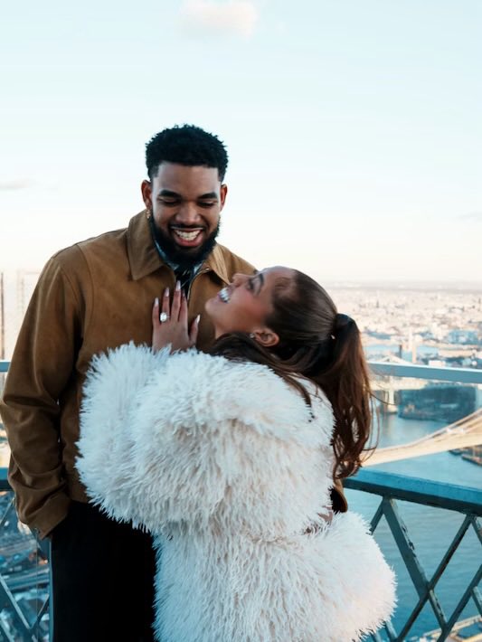 wavecheckers's tweet image. Karl Towns proposed to Jordyn Woods 💍