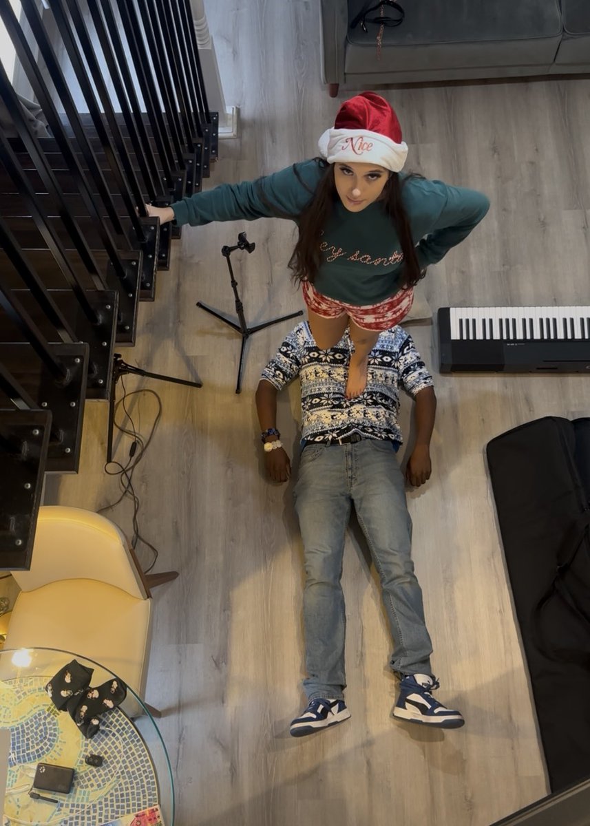 FootAlchemist's tweet image. Merry Christmas and Happy Holidays everyone! (Domme: @AvaRowen)