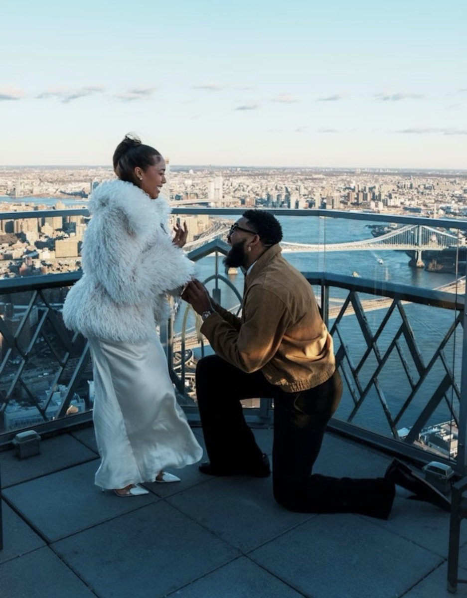 LegionHoops's tweet image. Karl-Anthony Towns proposed to Jordyn Woods on Christmas 🥹🥲

This is too good. Congrats @KarlTowns ❤️
