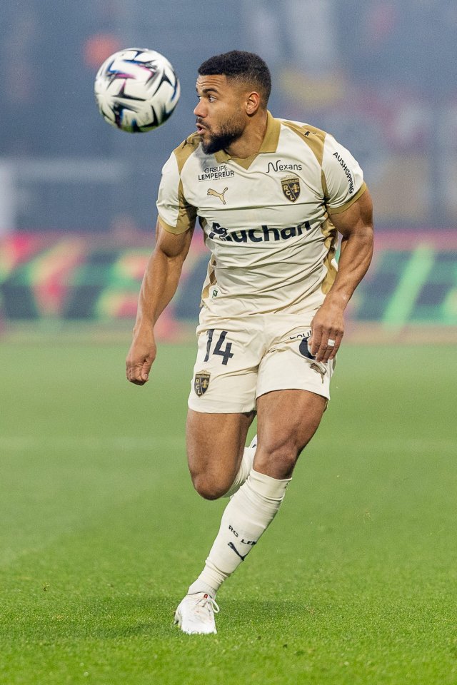 sebnonda's tweet image. 🗣️Adrien Thomasson, capitaine du RC Lens 🔴🟡 sur Matthieu Udol : « c’est vraiment une bête physique. Entre nous, on l’appelle l’animal, parce que dans son couloir, il fait des dégâts » @MatthUd_ 

footmercato.net/a7765454540595…