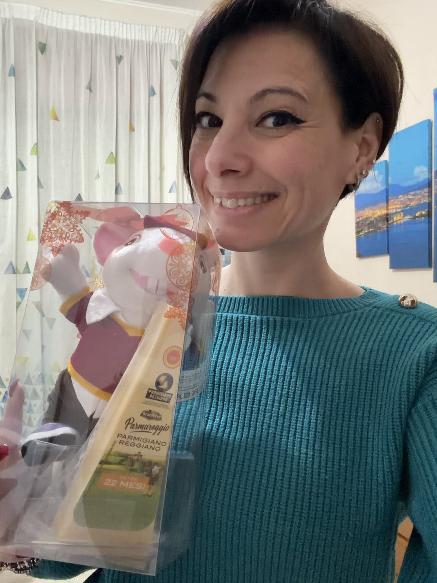 smilingPamPam's tweet image. Tra i regali ricevuti non poteva non esserci del cibo!😅😂
#ChristmasGift 🎁