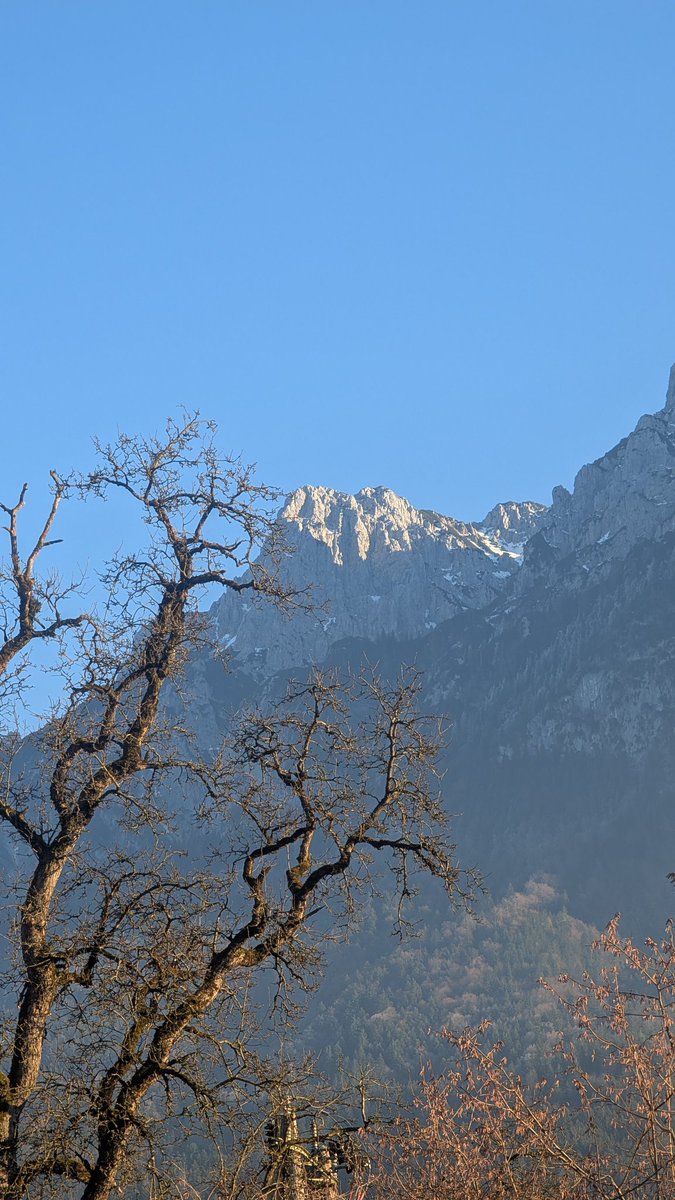 Я короч в австрийских Альпах
Завтра кататься на лыжах.

Живём в домике 1765 года постройки, на первом этаже которого какая то очень древняя дистеллерия.