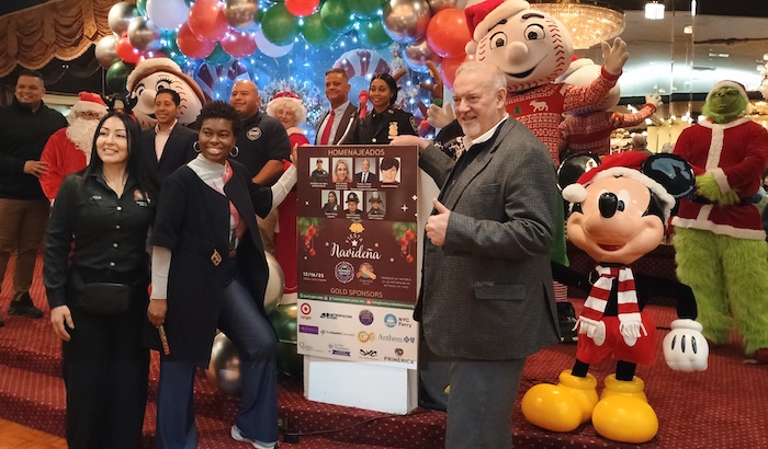 Comunidad Latinx celebra la Navidad con niños, policías y bomberos
Comunidad Latinx culminó la celebración de su quinto aniversario con la Fiesta Navideña, realizada en colaboración con el FDNY Hispanic Society... queenslatino.com/comunidad-lati… via <a href="/QueensLatino/">QueensLatino.com</a>