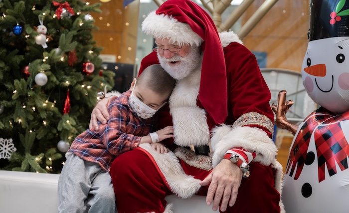 Santa visita a niños con cáncer en el Memorial Sloan Kettering Cancer Center
Santa hizo una visita muy especial a puertas de Navidad. Llegó hasta el noveno piso del Memorial Sloan Kettering Cancer Center (MSKCC)... queenslatino.com/santa-navidad-… via <a href="/QueensLatino/">QueensLatino.com</a>