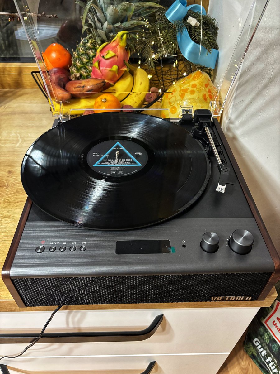 Dostal jsem od manželky papuče a gramofon. Chápe někdo tu zprávu, kterou tím chtěla vyslat? 🎄😳😀