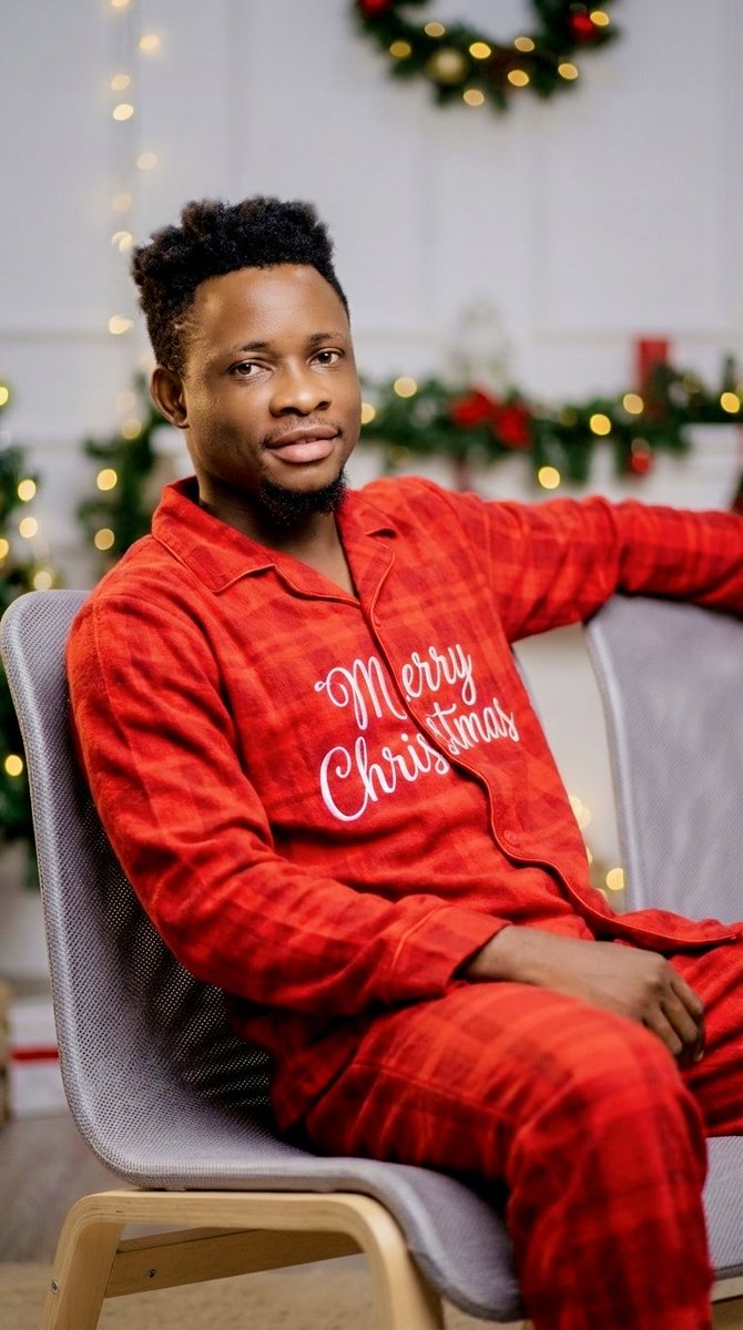 thespianbliss's tweet photo. Merry Christmas from Thespian Bliss to you all 🎄🎁. Have a blessed day and enjoy it to the fullest. 

Airtime for the first 20 people, drop your number, I'll pick randomly. #blisstribe https://t.co/9ohiBawkp0