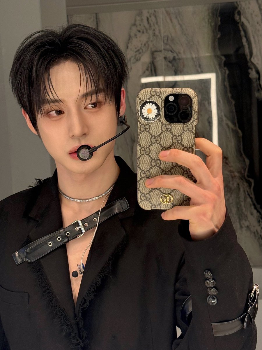 📸  251226 ⋅ 00:36

🦋 I was really happy today thanks to you 🌌 ㅎㅎ

🦋 did you have a good day?ㅎ