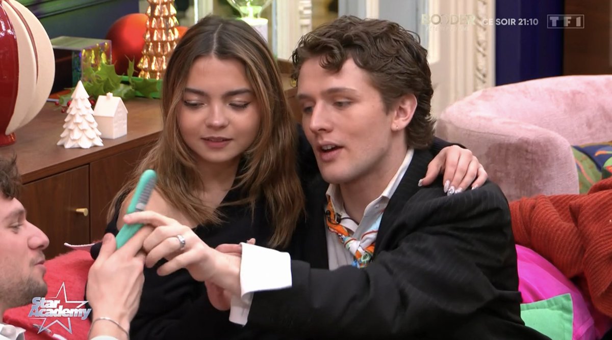 montoptv's tweet image. HILARANT ce faux téléphone, en tout cas l'award de l'élève le plus drôle se joue entre Bastiaan et Mélissa (le sondage est toujours ouvert) #StarAcademy