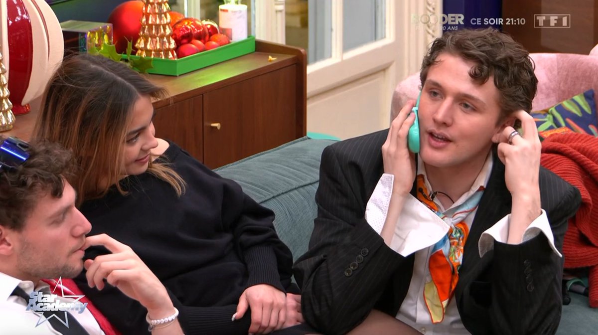 montoptv's tweet image. HILARANT ce faux téléphone, en tout cas l'award de l'élève le plus drôle se joue entre Bastiaan et Mélissa (le sondage est toujours ouvert) #StarAcademy