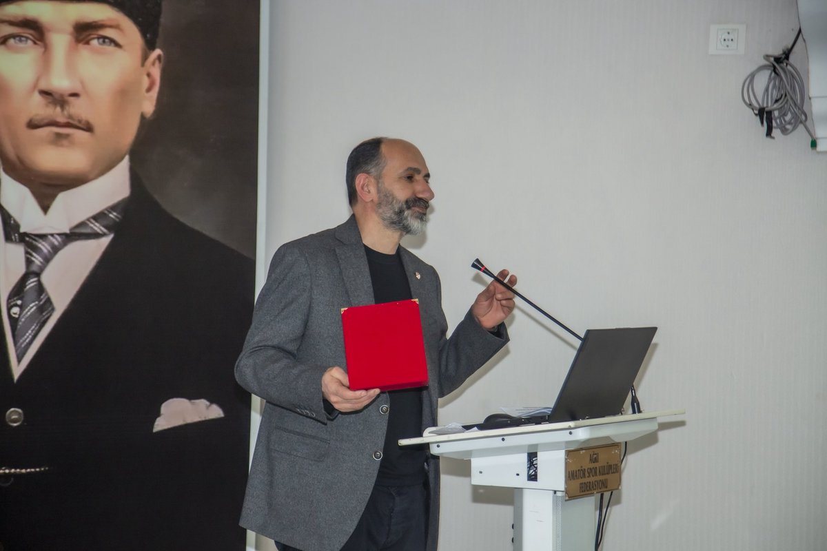 4-)Kariyer günleri kapsamında konuk olarak katılan Askf Başkanı Celal Bulut; Bu tarz seminerlerin şehrimiz gençlerine pozitif katkı sağladığını ve sportif faaliyetlere katma değer kattığını söyledi.