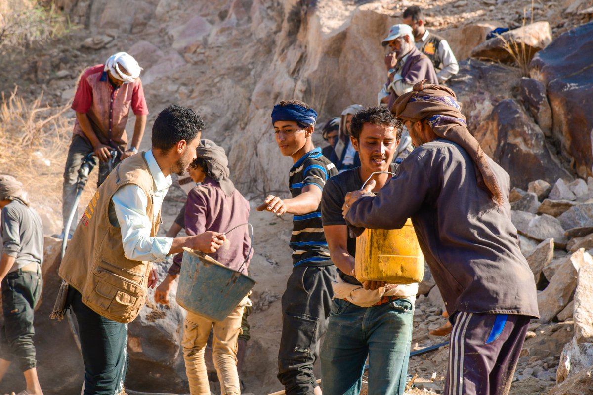 " المبادرات المجتمعية و احياء إرث التعاونيات في كل شبر من أرضنا، هو الطريق الصحيح الذي يجسد طموحات مجتمعنا فمن خلال هذة المبادرات  ، سيتم تحقيق التنمية المستدامة الحقيقية والتكامل المجتمعي وتعزيز فرص التعاون وخلق مجتمعات قوية ومتماسكة .
يدٌ تبني ويدٌ تحمي
 المحويت - شبوة - إب  🇾🇪