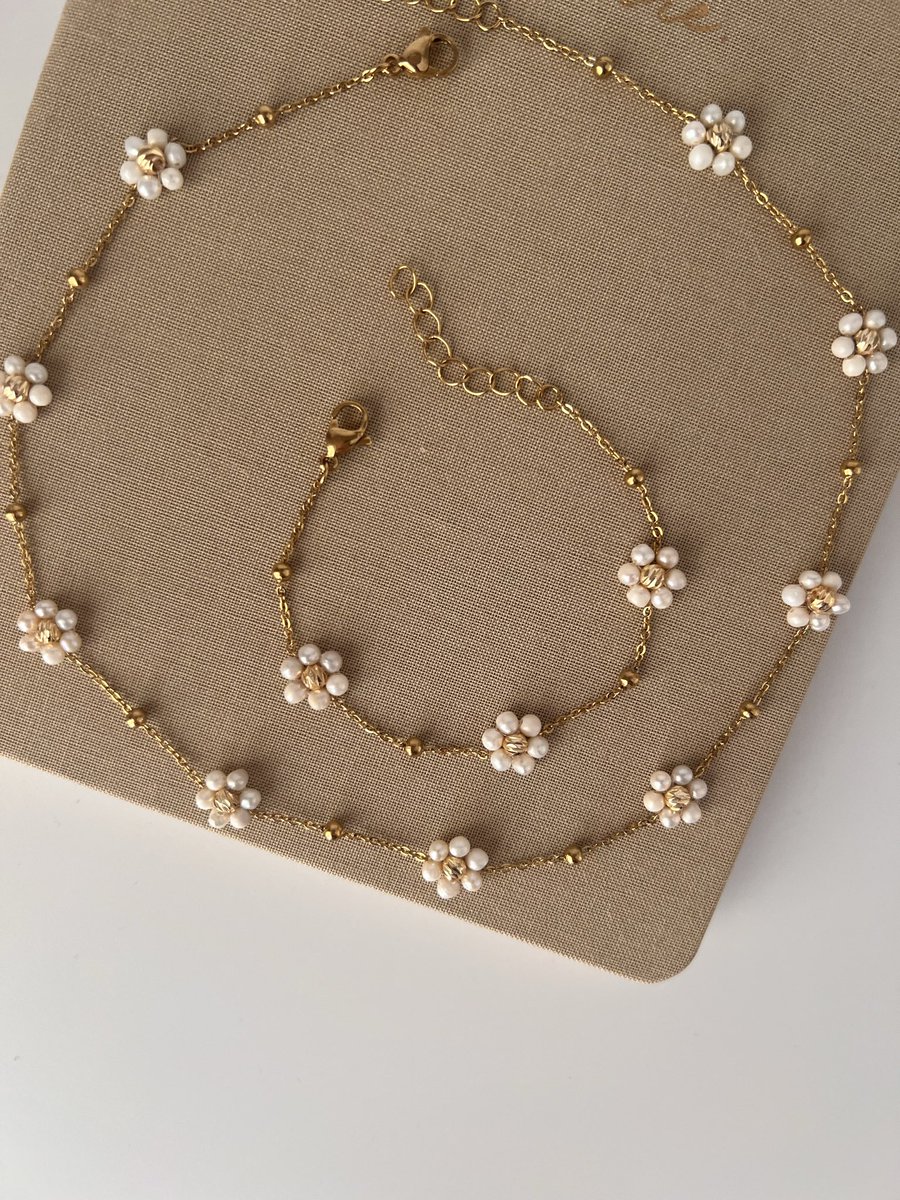 Yılbaşı hediyen bizden olsun ister misin 🎄

Bu tweeti beğen, yoruma sevdiğin bir emojiyi bırak, İnci Papatya set senin olsun🌷🤍