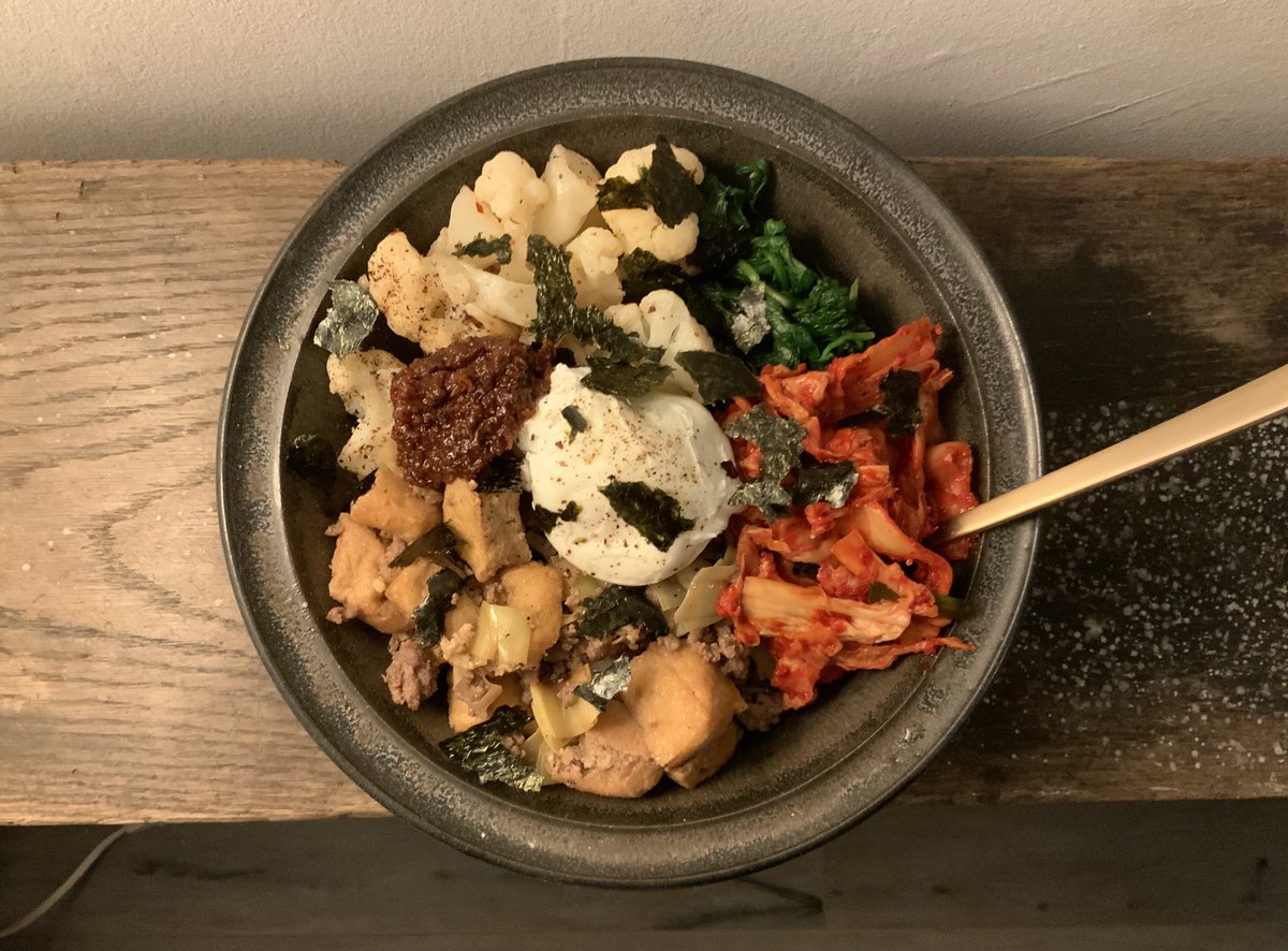 mitsuandersoon's tweet image. つーわけで今夜はビビンパ🇰🇷。韓国スーパーのオリジナルキムチ、ほうれん草、カリフラワーのナムル、牛挽肉と油揚げの炒め煮、ポーチドエッグ、自家製コチュジャン、もみ海苔。