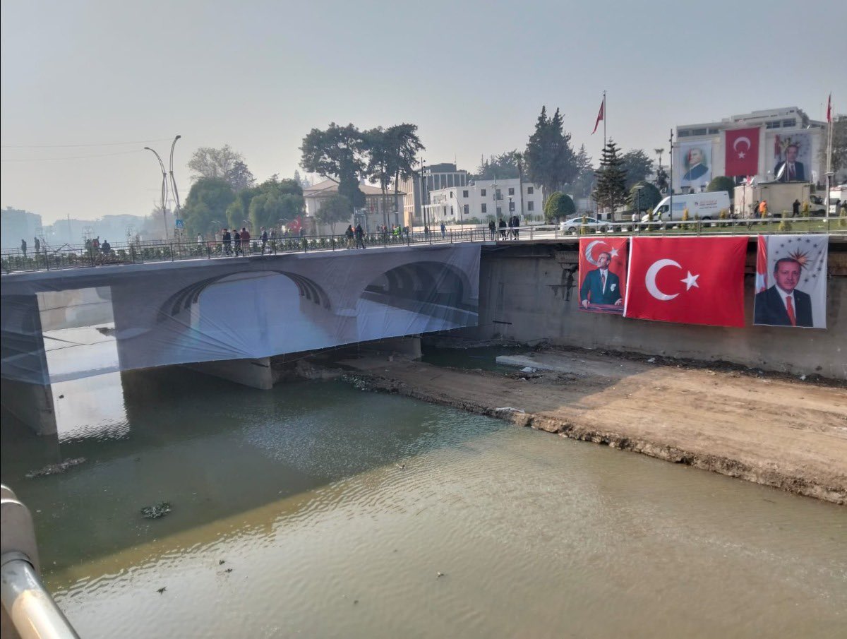 Cumhurbaşkanının 27 Aralık ziyareti öncesi Antakya Ata Köprüsü onarılmak yerine brandayla kapatıldı.

• Branda ile örtme şehrin bir çok kısmına uygulanıyor.