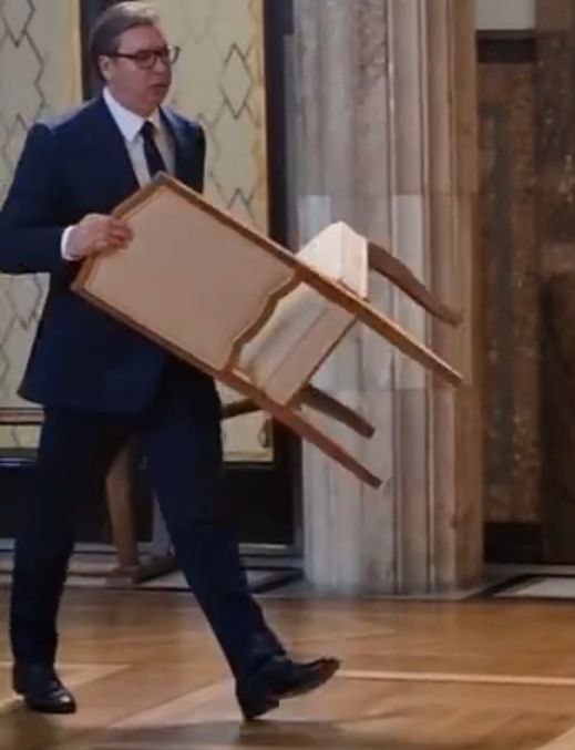 Ja dok pravim razmještaj po kući da bi glupi robot mogao da usisa