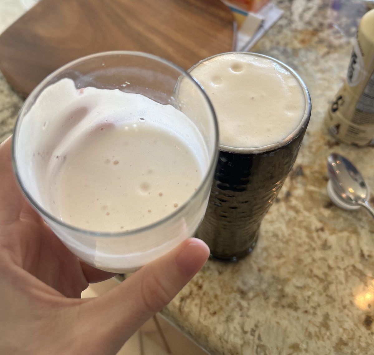 00relapse00's tweet image. GUYYYSSSS make cold foam out of your protein shake yw &amp;lt;333