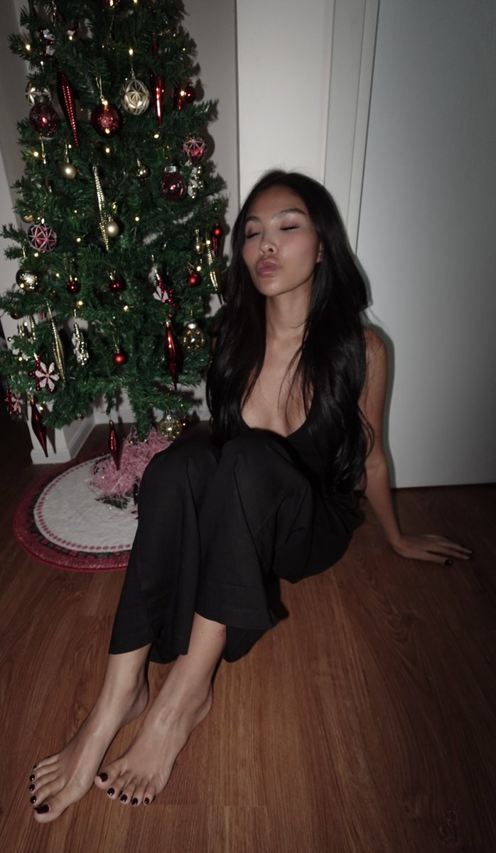 feetcatchh's tweet photo. Merry FEETMAS xxxxx

maybe we should have taken pics before we opened the presents😂🎁 https://t.co/dKhXGV6mOd